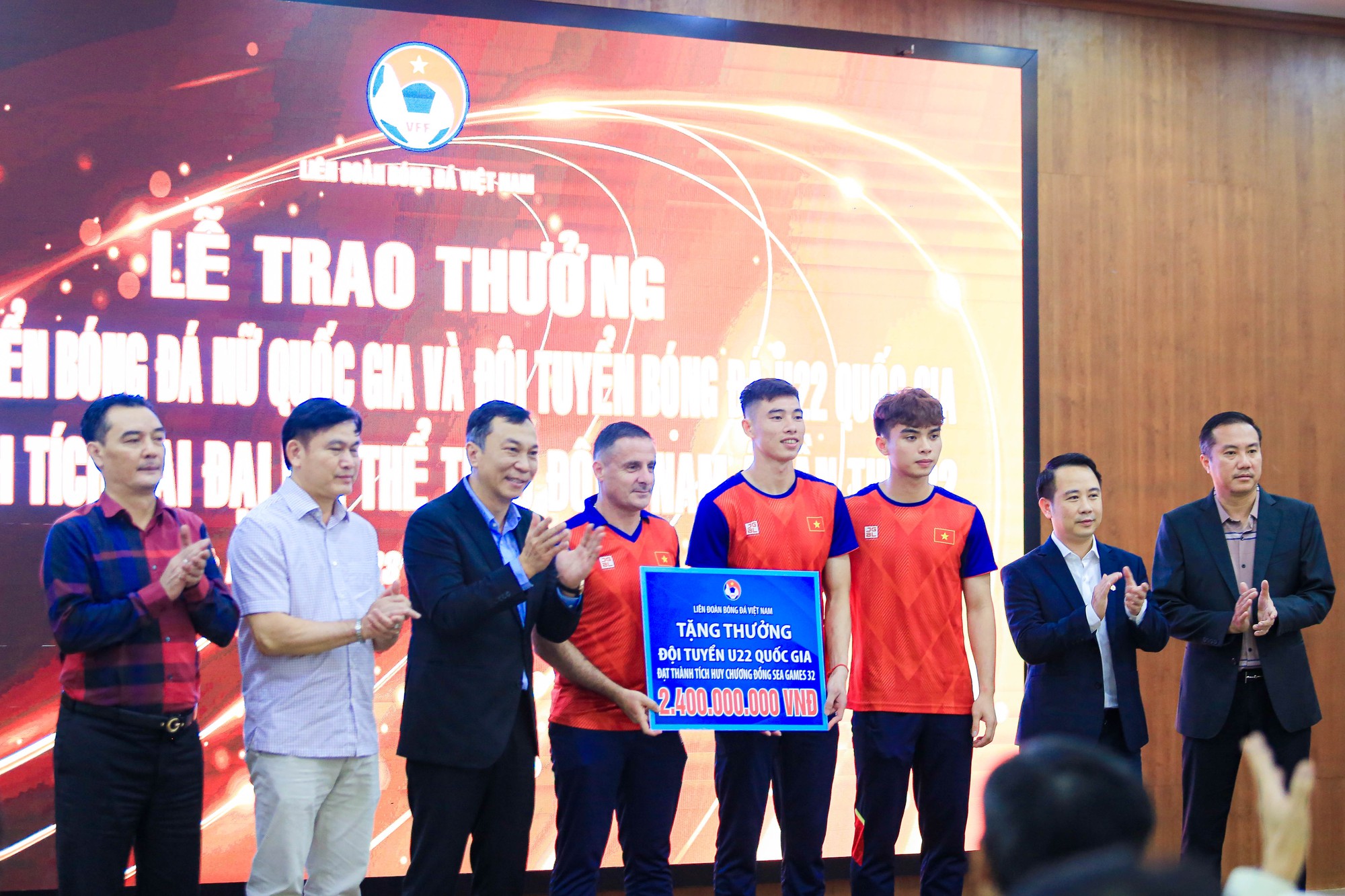 Đội tuyển b&oacute;ng đ&aacute; nữ nhận 5,6 tỉ đồng sau kỳ t&iacute;ch 4 lần li&ecirc;n tiếp v&ocirc; địch SEA Games - Ảnh 3.