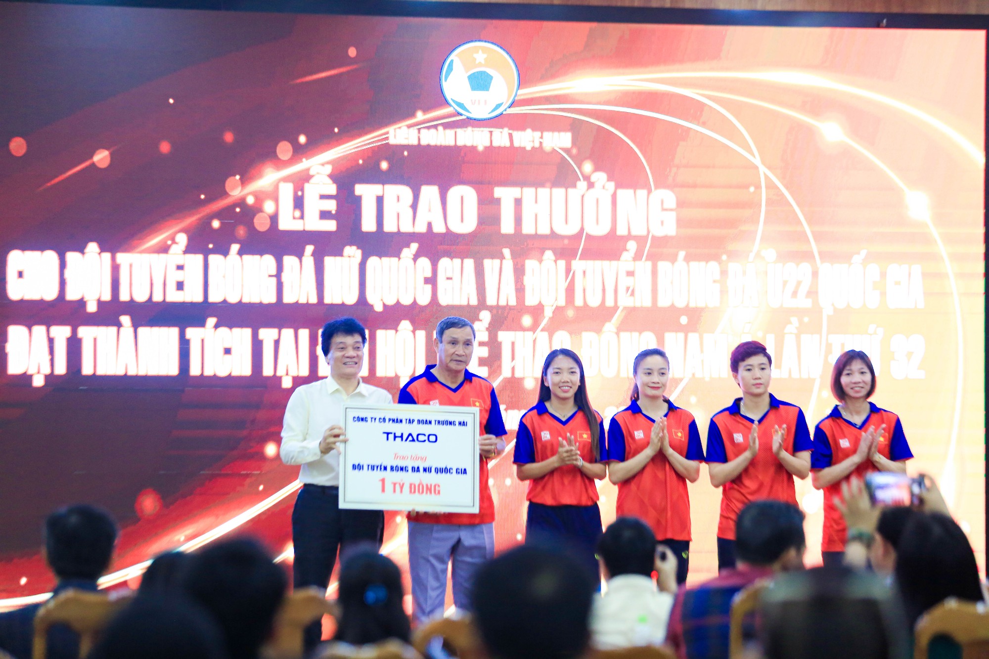 Đội tuyển b&oacute;ng đ&aacute; nữ nhận 5,6 tỉ đồng sau kỳ t&iacute;ch 4 lần li&ecirc;n tiếp v&ocirc; địch SEA Games - Ảnh 4.