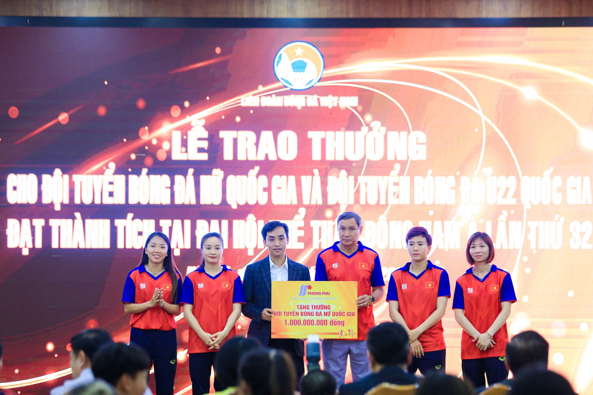Đội tuyển b&oacute;ng đ&aacute; nữ nhận 5,6 tỉ đồng sau kỳ t&iacute;ch 4 lần li&ecirc;n tiếp v&ocirc; địch SEA Games - Ảnh 5.