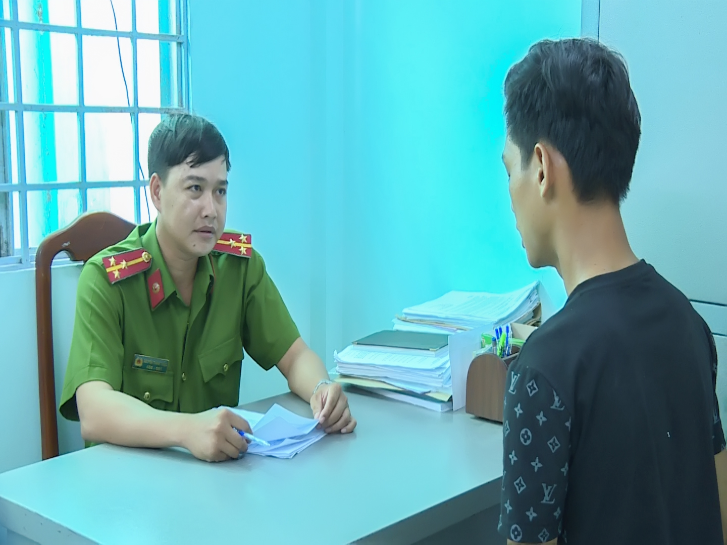 B&eacute; g&aacute;i rủ bạn trai tới nh&agrave; l&agrave;m chuyện người lớn th&igrave; bị gia đ&igrave;nh ph&aacute;t hiện - Ảnh 4.