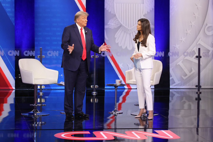 Người tố bị cưỡng hiếp quyết không buông ông Trump