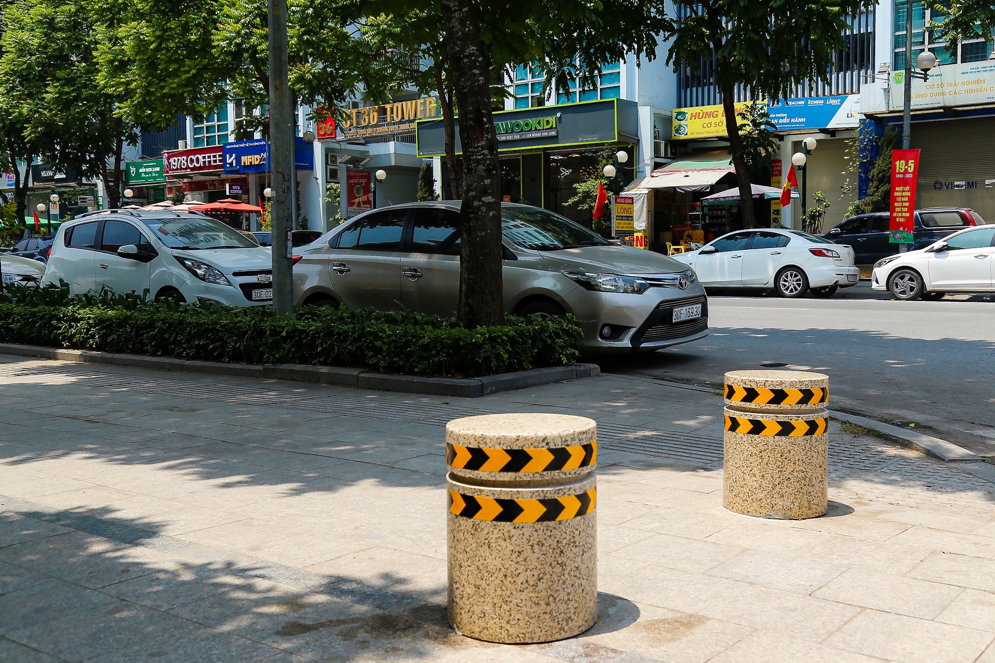 Hàng loạt trụ đá ngăn ôtô dừng, đỗ trên vỉa hè - Ảnh 8.