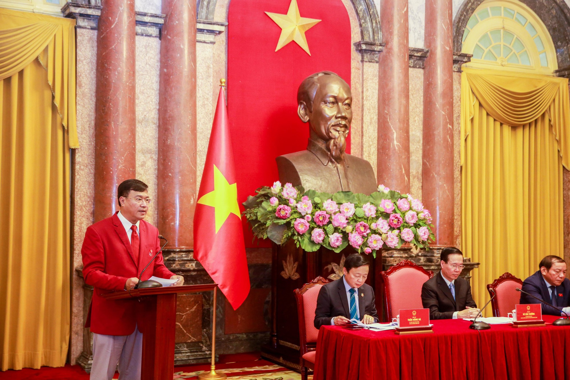 Chủ tịch nước V&otilde; Văn Thưởng trao Hu&acirc;n chương Lao động cho c&aacute;c HLV-VĐV xuất sắc - Ảnh 2.