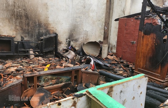Ng&ocirc;i nh&agrave; đồ đạc li&ecirc;n tục bốc ch&aacute;y bất thường ở Thanh H&oacute;a bị ch&aacute;y rụi - Ảnh 2.