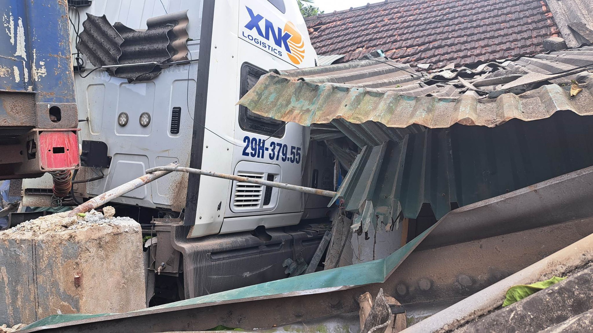 Xe container mất lái tông sập nhà dân