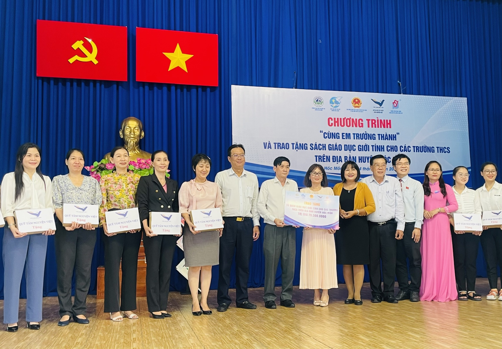Tặng sách giáo dục giới tính cho học sinh huyện Hóc Môn