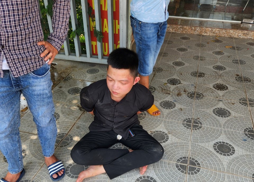 Đi &ocirc;t&ocirc; khống chế nh&acirc;n vi&ecirc;n điểm cung cấp dịch vụ viễn th&ocirc;ng để cướp tiền - Ảnh 1.