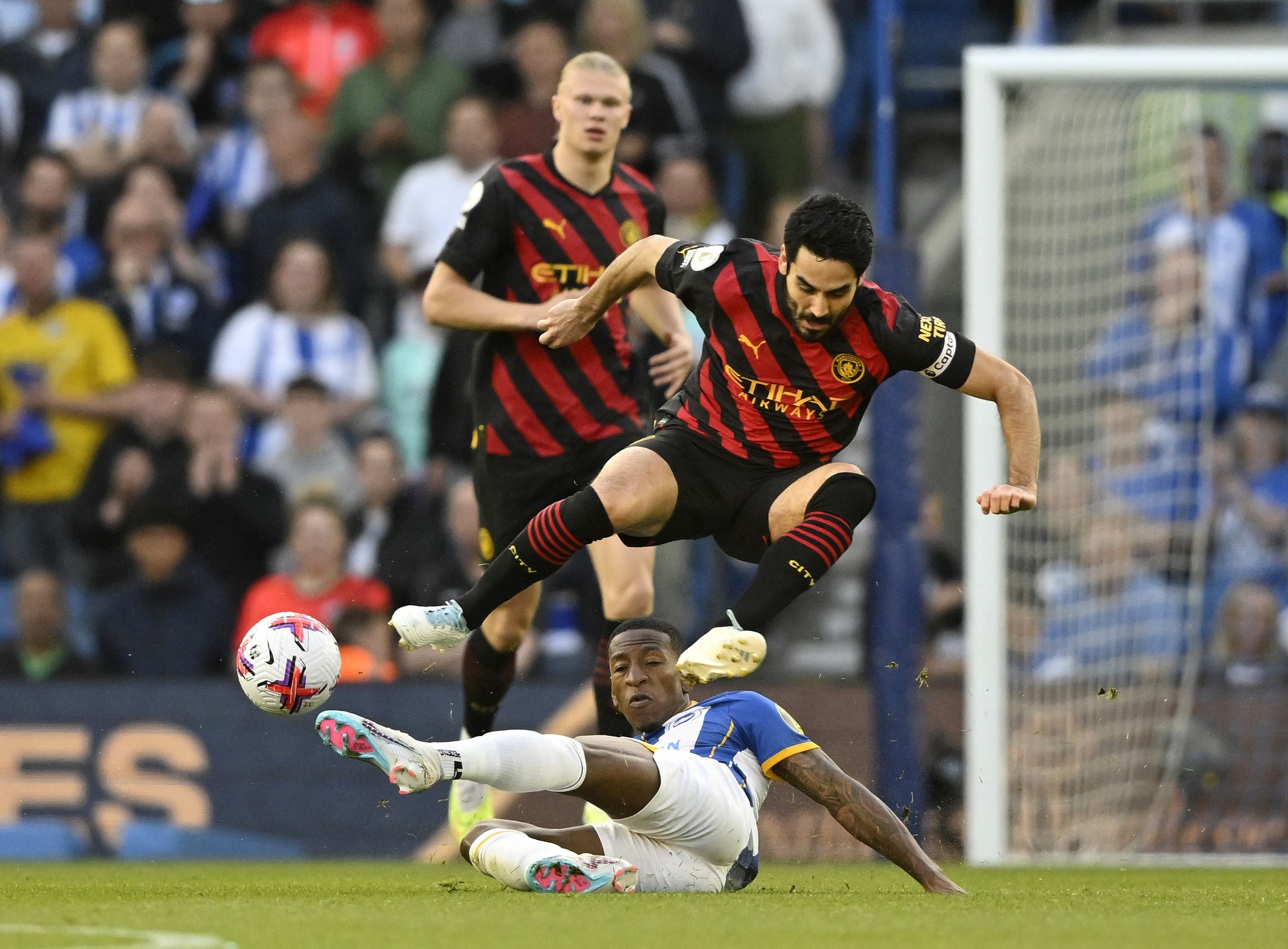 Sao trẻ Brighton lập si&ecirc;u phẩm, t&acirc;n v&ocirc; địch Man City bị cầm h&ograve;a - Ảnh 6.