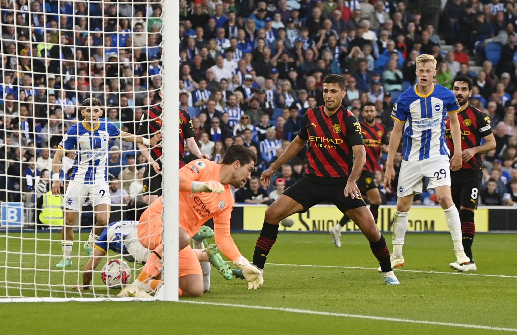 Sao trẻ Brighton lập si&ecirc;u phẩm, t&acirc;n v&ocirc; địch Man City bị cầm h&ograve;a - Ảnh 3.