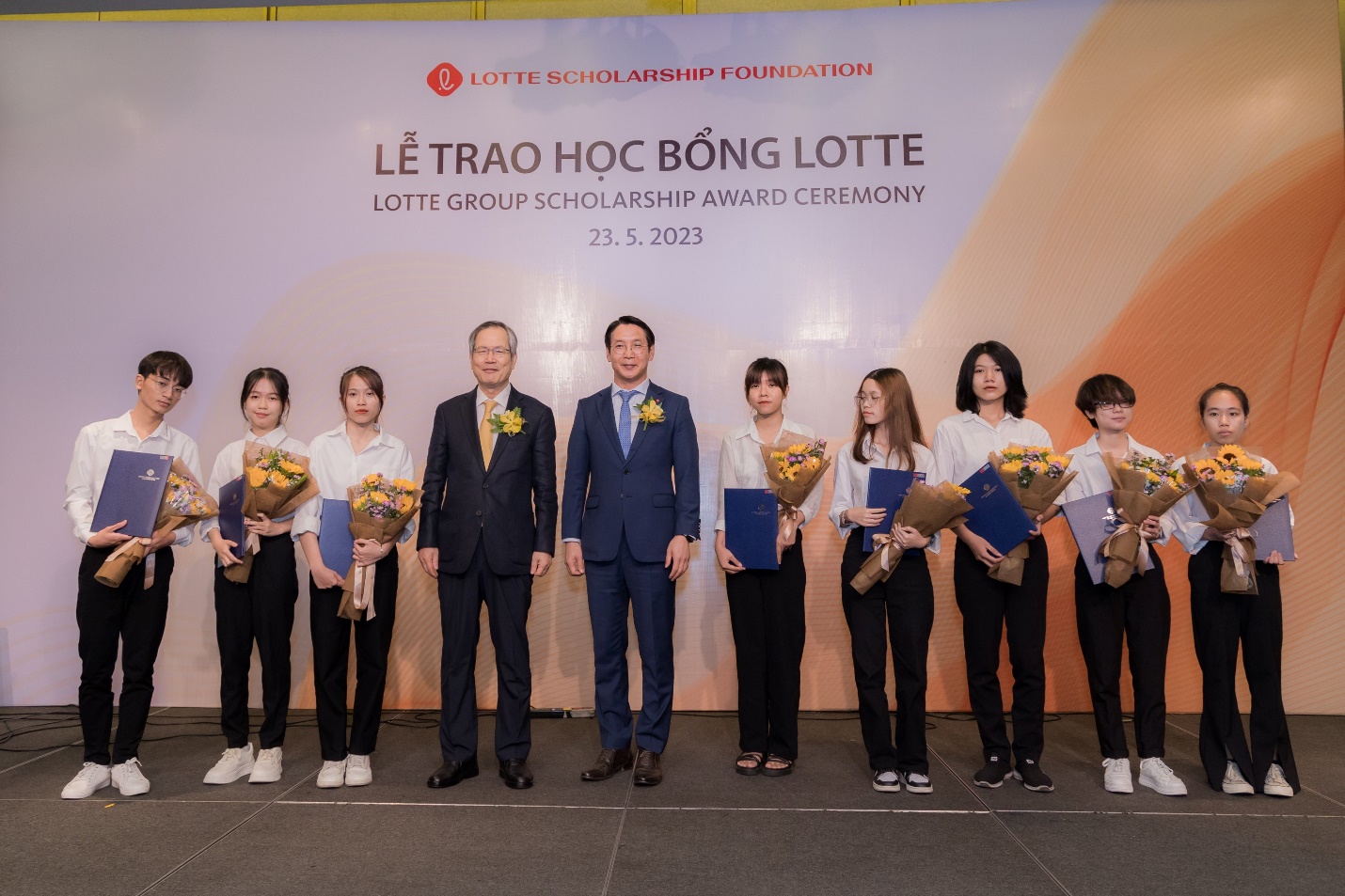 Quỹ Lotte trao học bổng sau 4 năm gi&aacute;n đoạn v&igrave; đại dịch Covid - Ảnh 2.