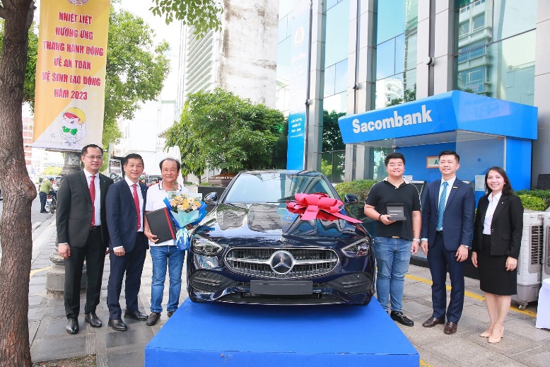 Dai-ichi Life Việt Nam và Sacombank trao xe Mercedes cho khách hàng may mắn