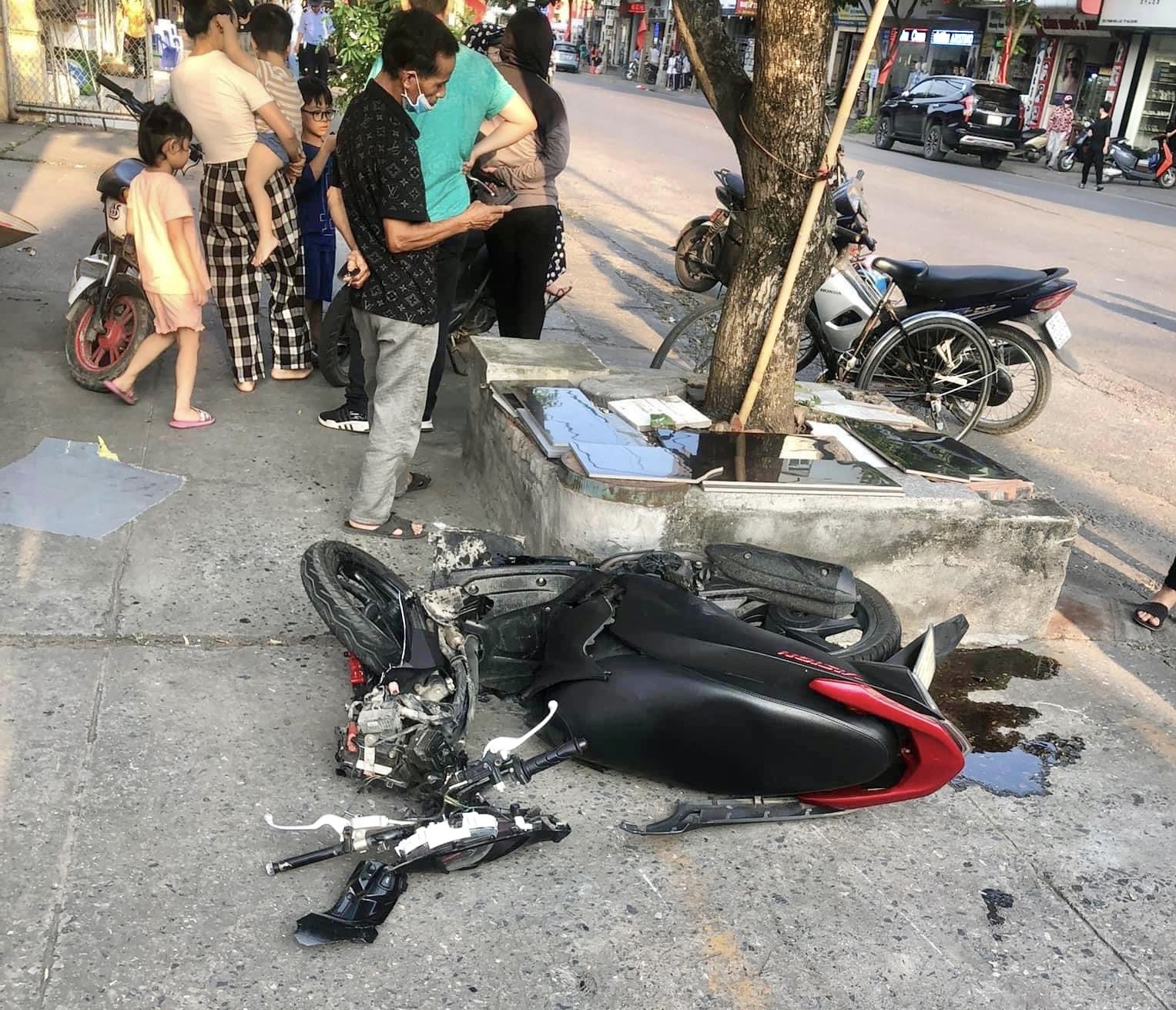 Tạm giam t&agrave;i xế g&acirc;y tai nạn li&ecirc;n ho&agrave;n khiến 4 người bị thương - Ảnh 1.