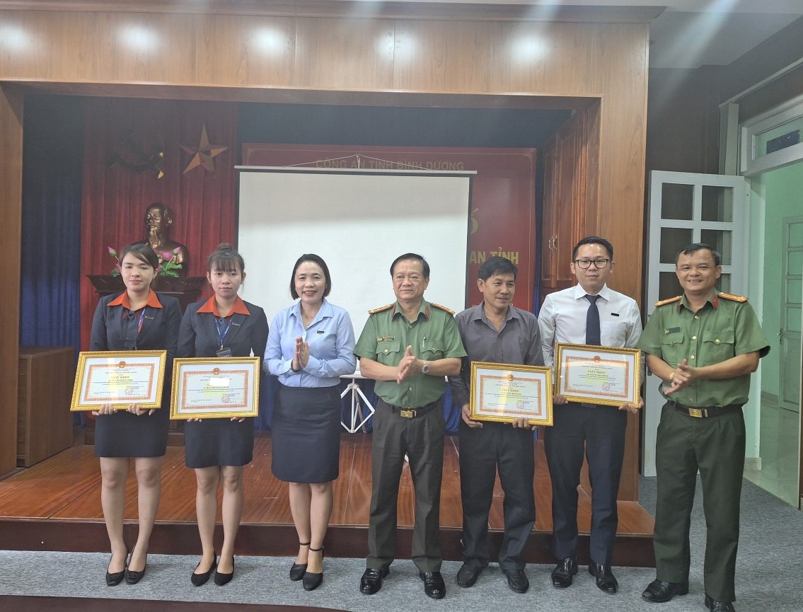 Dũng cảm bắt t&ecirc;n cướp ng&acirc;n h&agrave;ng, nhiều người được c&ocirc;ng an khen thưởng - Ảnh 1.