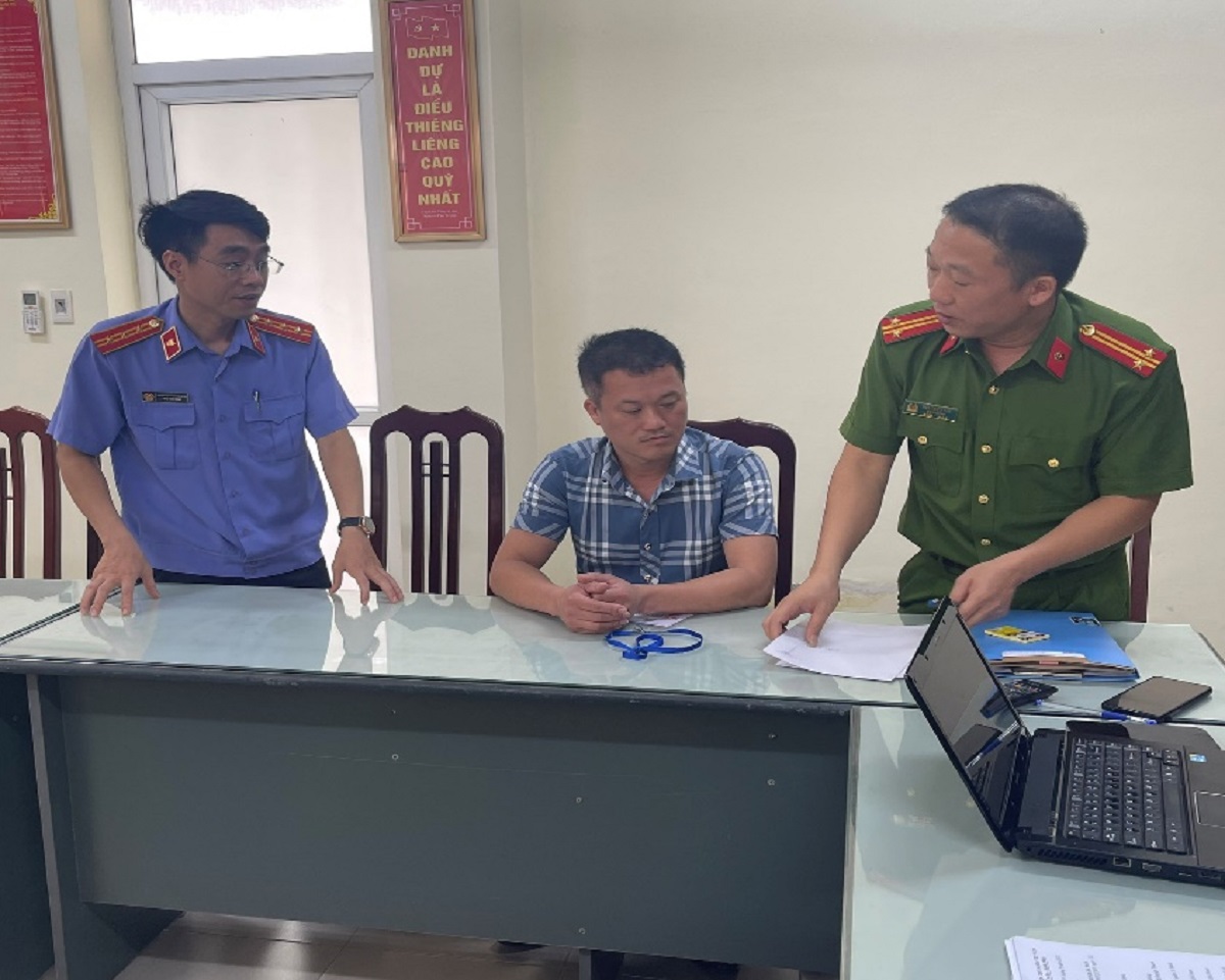 Bắt 2 cựu lãnh đạo một trung tâm phát triển quỹ đất - Ảnh 1.