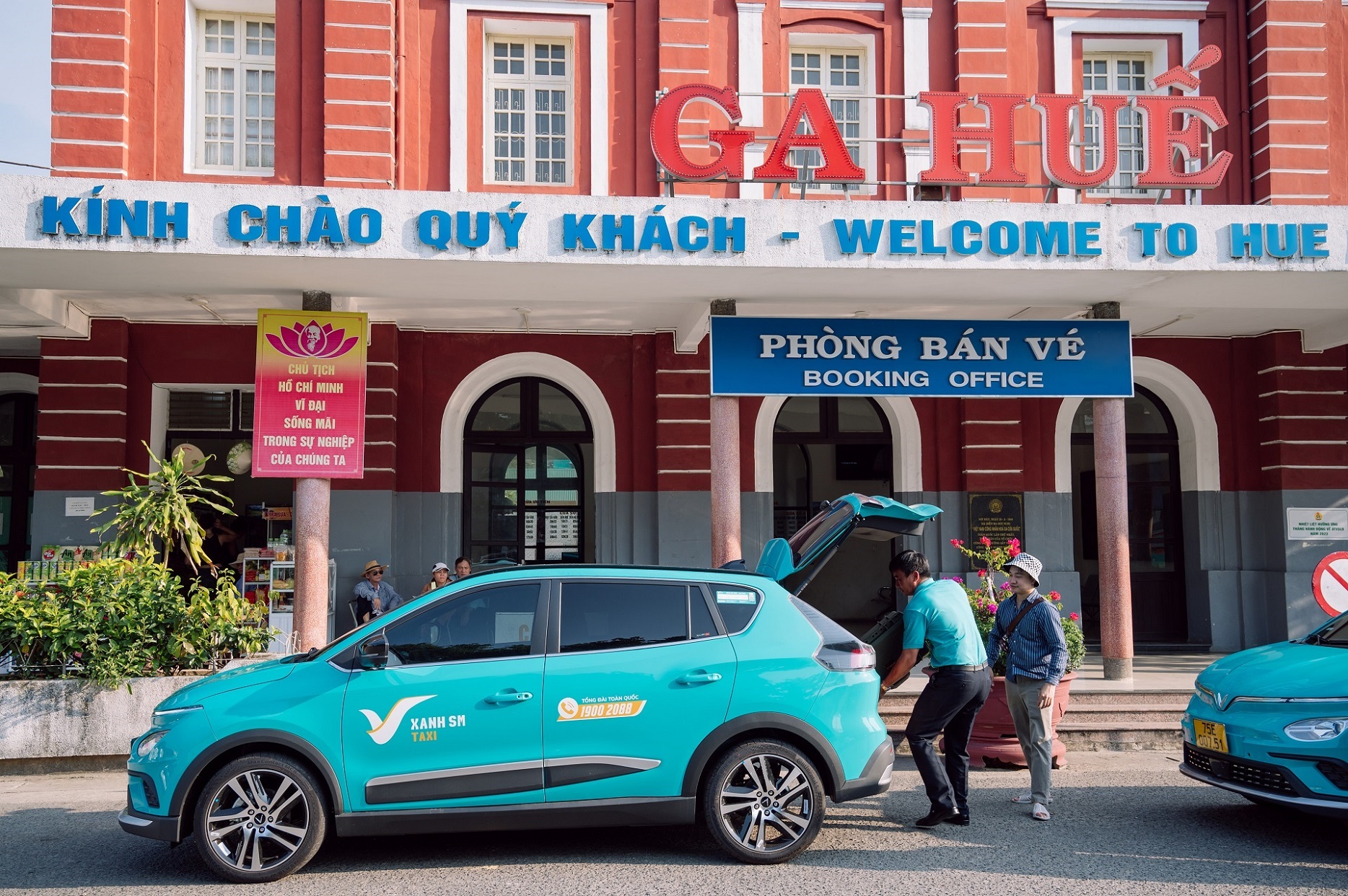 Taxi điện của tỉ phú Phạm Nhật Vượng có mặt tại Huế, giảm 50% cước tháng đầu - Ảnh 4.