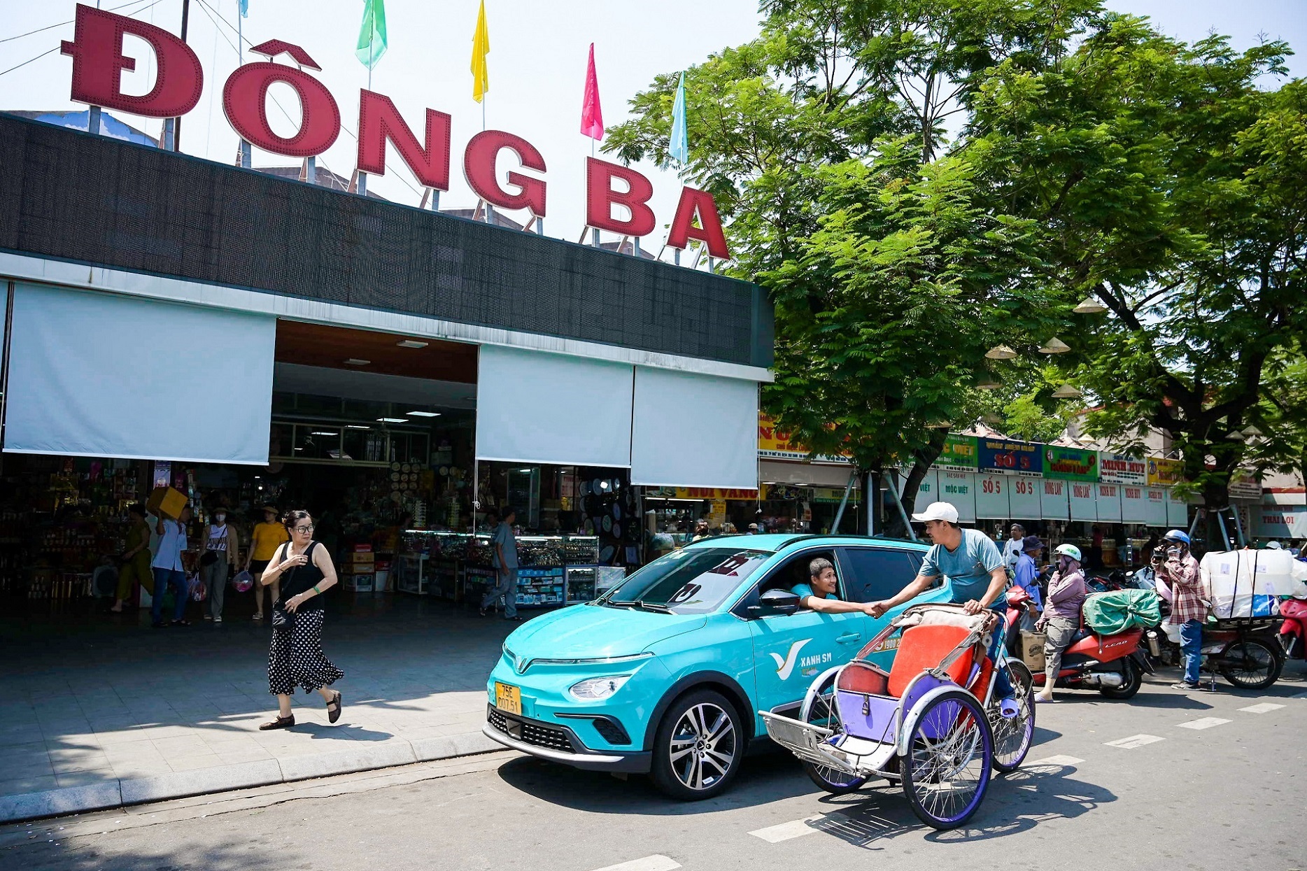 Taxi điện của tỉ phú Phạm Nhật Vượng có mặt tại Huế, giảm 50% cước tháng đầu