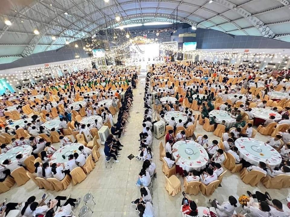 X&ocirc;n xao h&igrave;nh ảnh lễ tổng kết năm học ho&agrave;nh tr&aacute;ng - Ảnh 1.