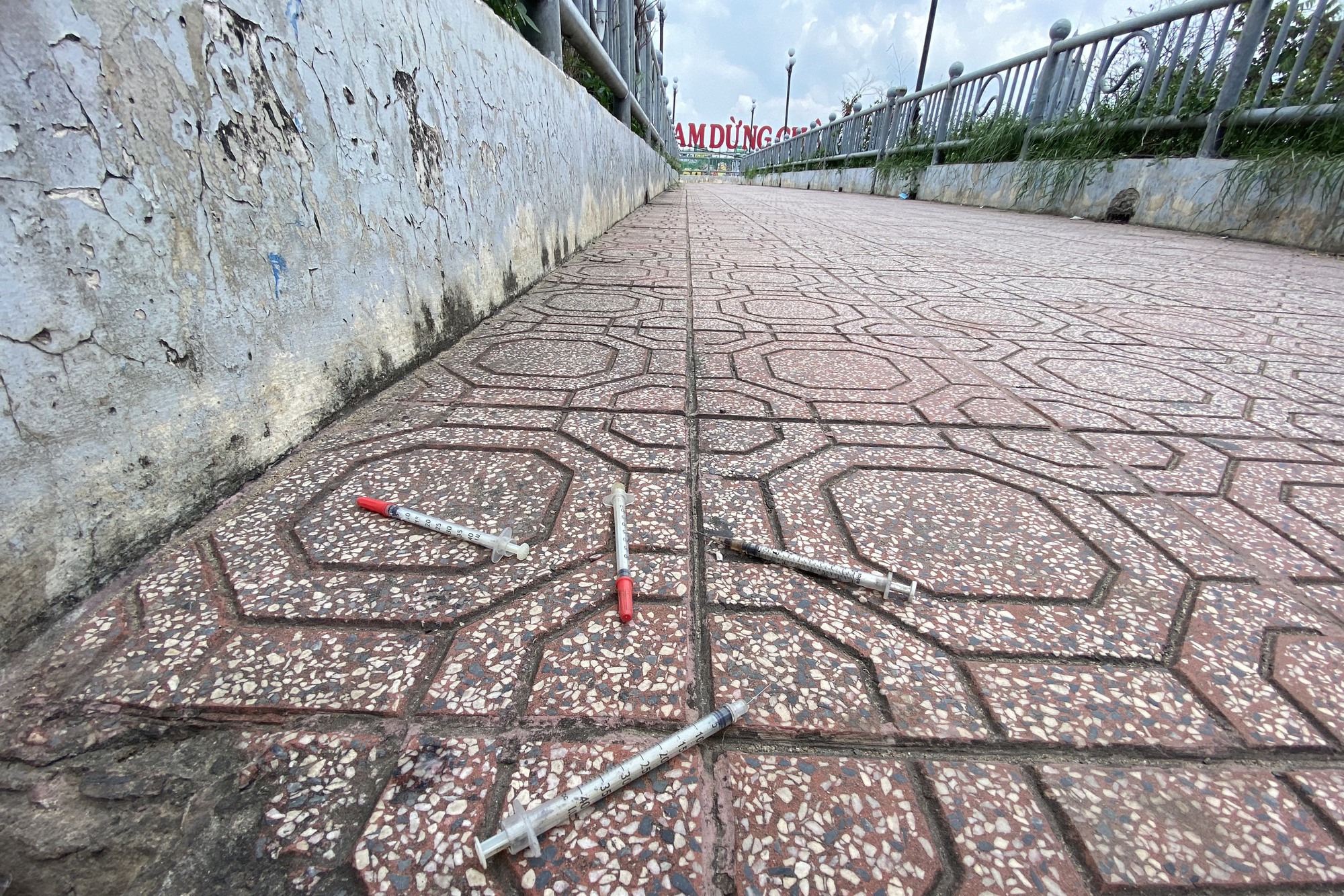 Khiếp sợ với hình ảnh kim tiêm giăng bẫy trên cầu bộ hành - Ảnh 1.