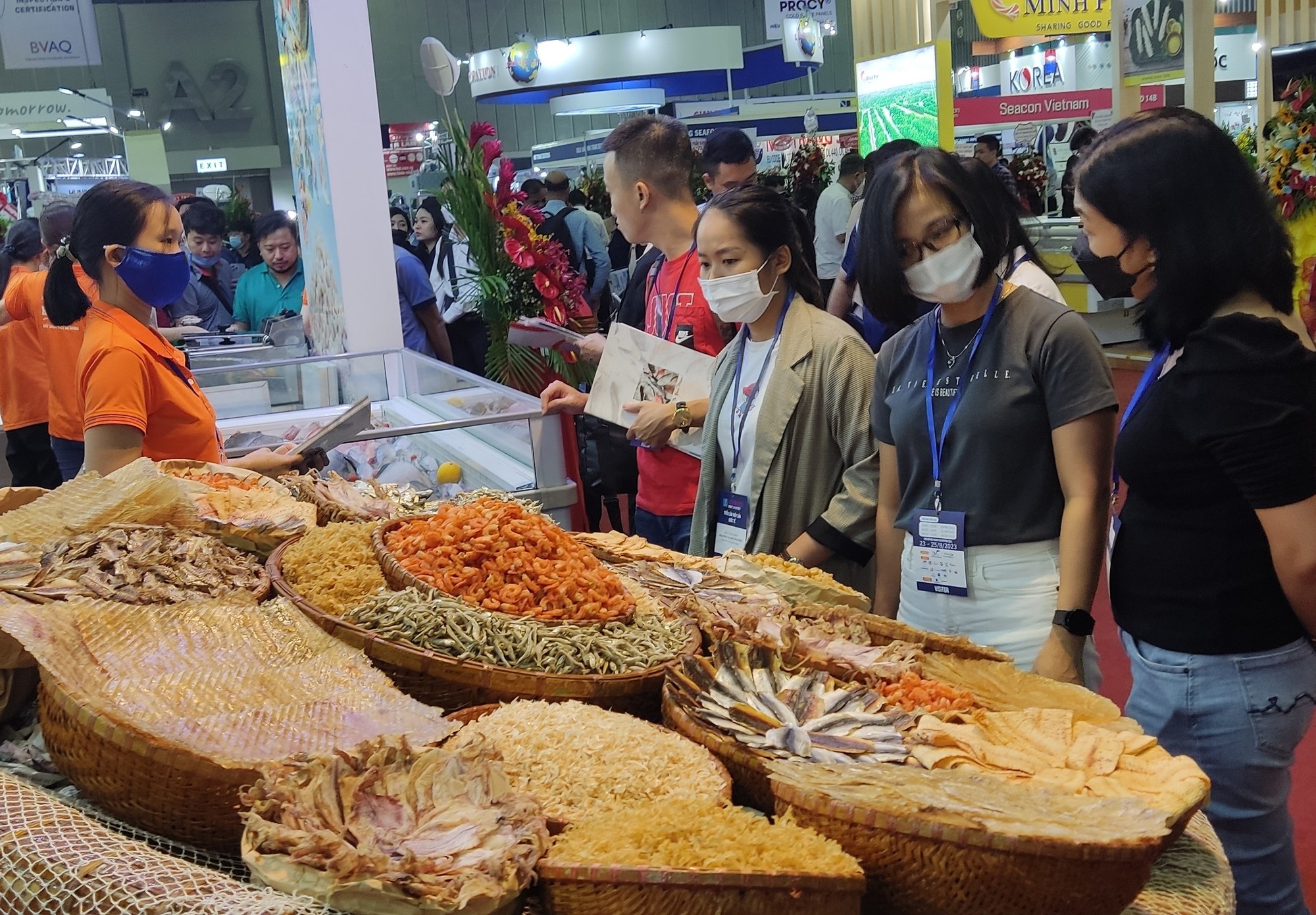 Người nước ngoài mê tôm khô, cá khô Việt Nam
