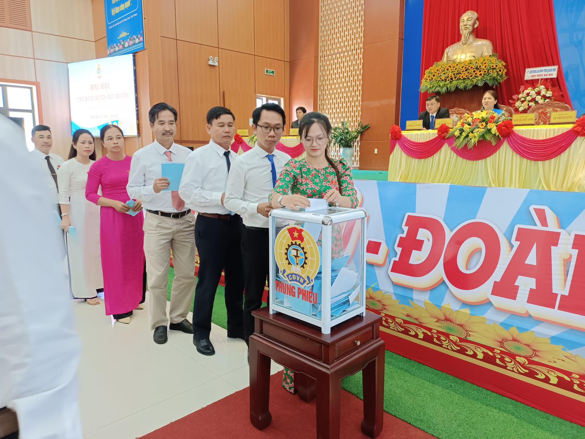 &Ocirc;ng Trần Phước Phương được bầu l&agrave;m Chủ tịch LĐLĐ huyện Duy Xuy&ecirc;n - Ảnh 2.