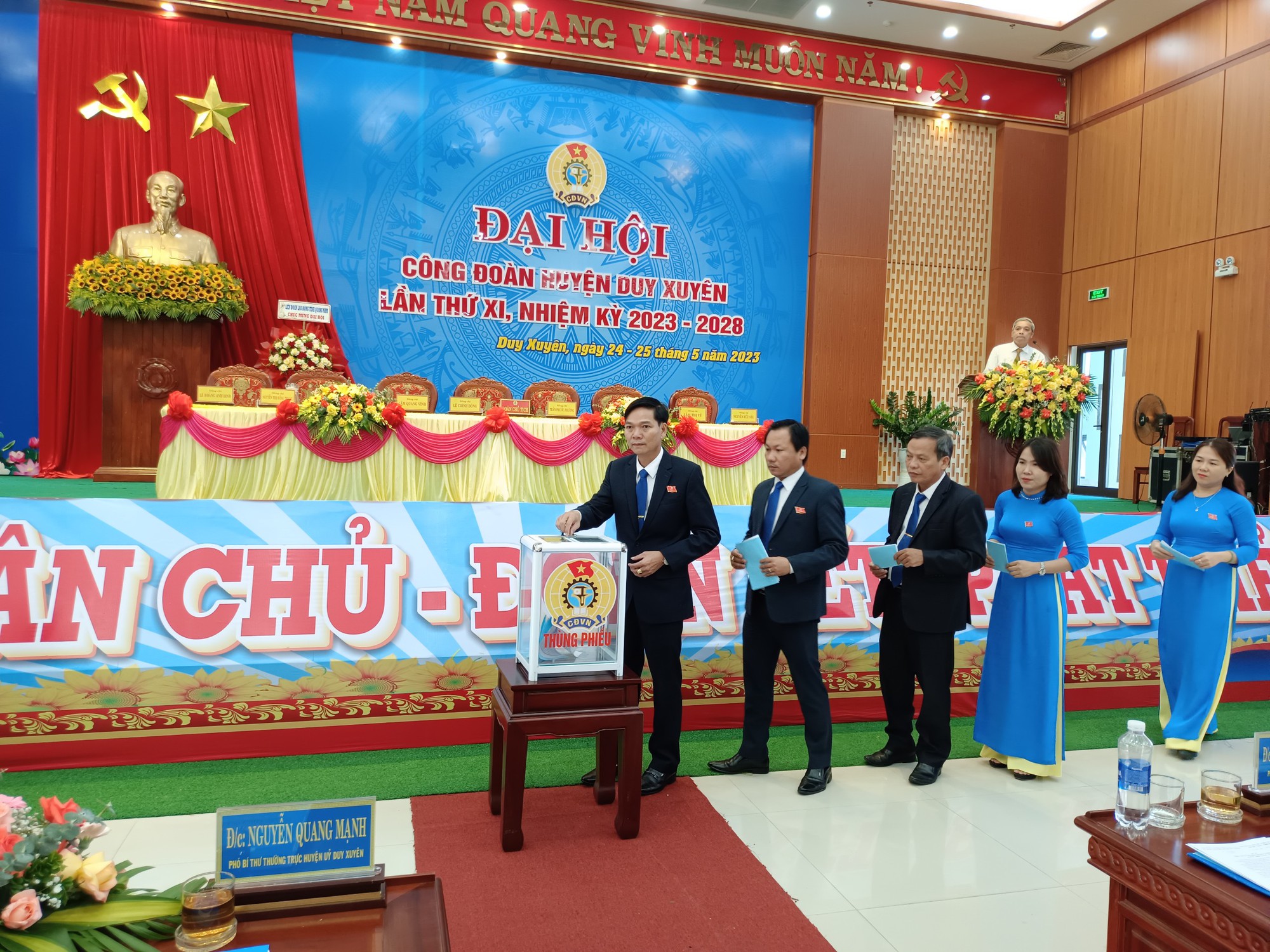 &Ocirc;ng Trần Phước Phương được bầu l&agrave;m Chủ tịch LĐLĐ huyện Duy Xuy&ecirc;n - Ảnh 1.