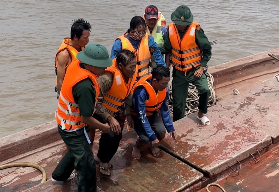 Vật lộn với sóng lớn, bộ đội biên phòng ở Kiên Giang cứu được 4 người