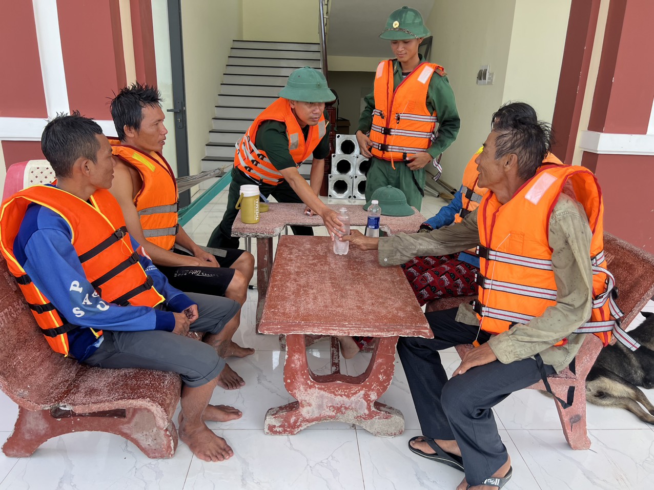 Vật lộn với s&oacute;ng lớn, bộ đội bi&ecirc;n ph&ograve;ng ở Ki&ecirc;n Giang cứu được 4 người - Ảnh 2.