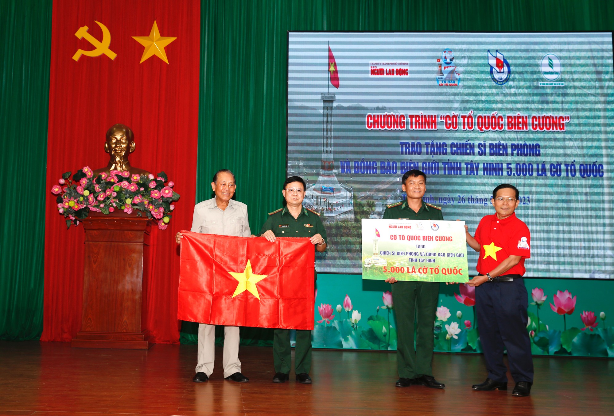 Tặng cờ Tổ quốc, trao học bổng ở vùng biên Tây Ninh