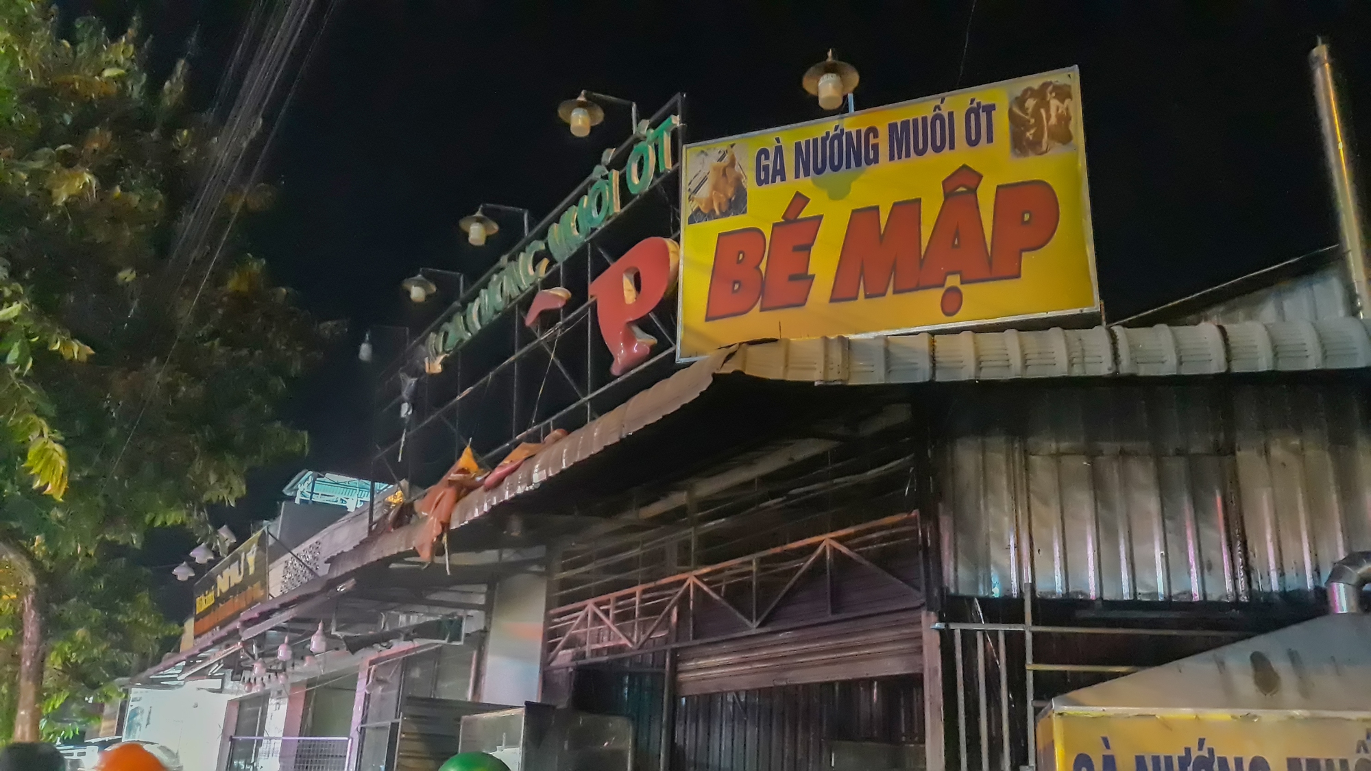 Cháy quán gà nướng muối ớt "Bé Mập", người dân nhốn nháo