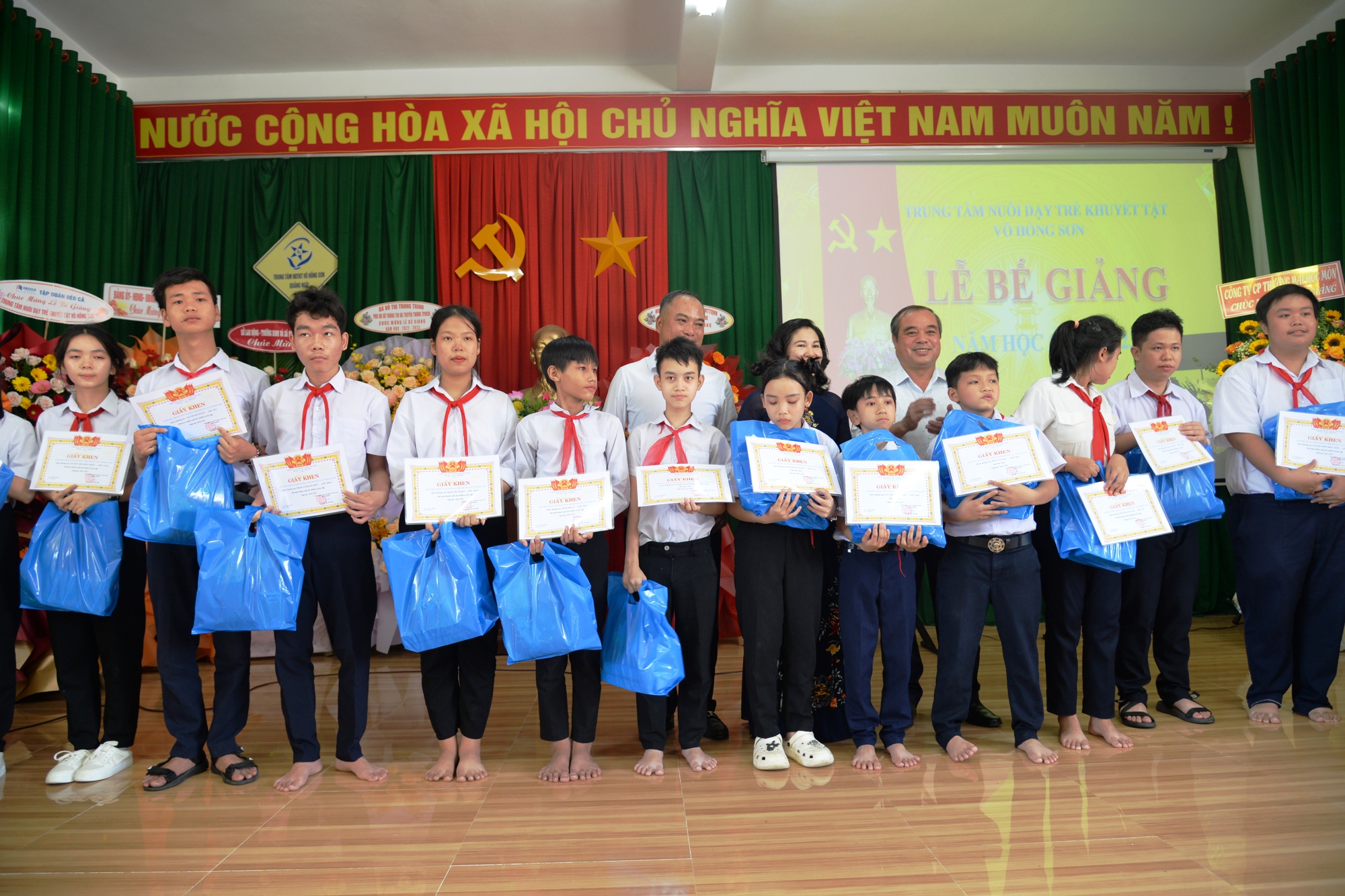 Hơn 2,5 tỉ đồng ủng hộ Trung tâm nuôi dạy trẻ khuyết tật Võ Hồng Sơn