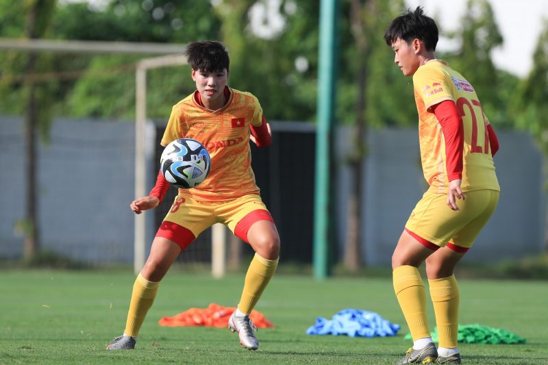 Tuyển nữ Việt Nam l&agrave;m quen với tr&aacute;i b&oacute;ng d&agrave;nh ri&ecirc;ng cho World Cup nữ 2023 - Ảnh 2.