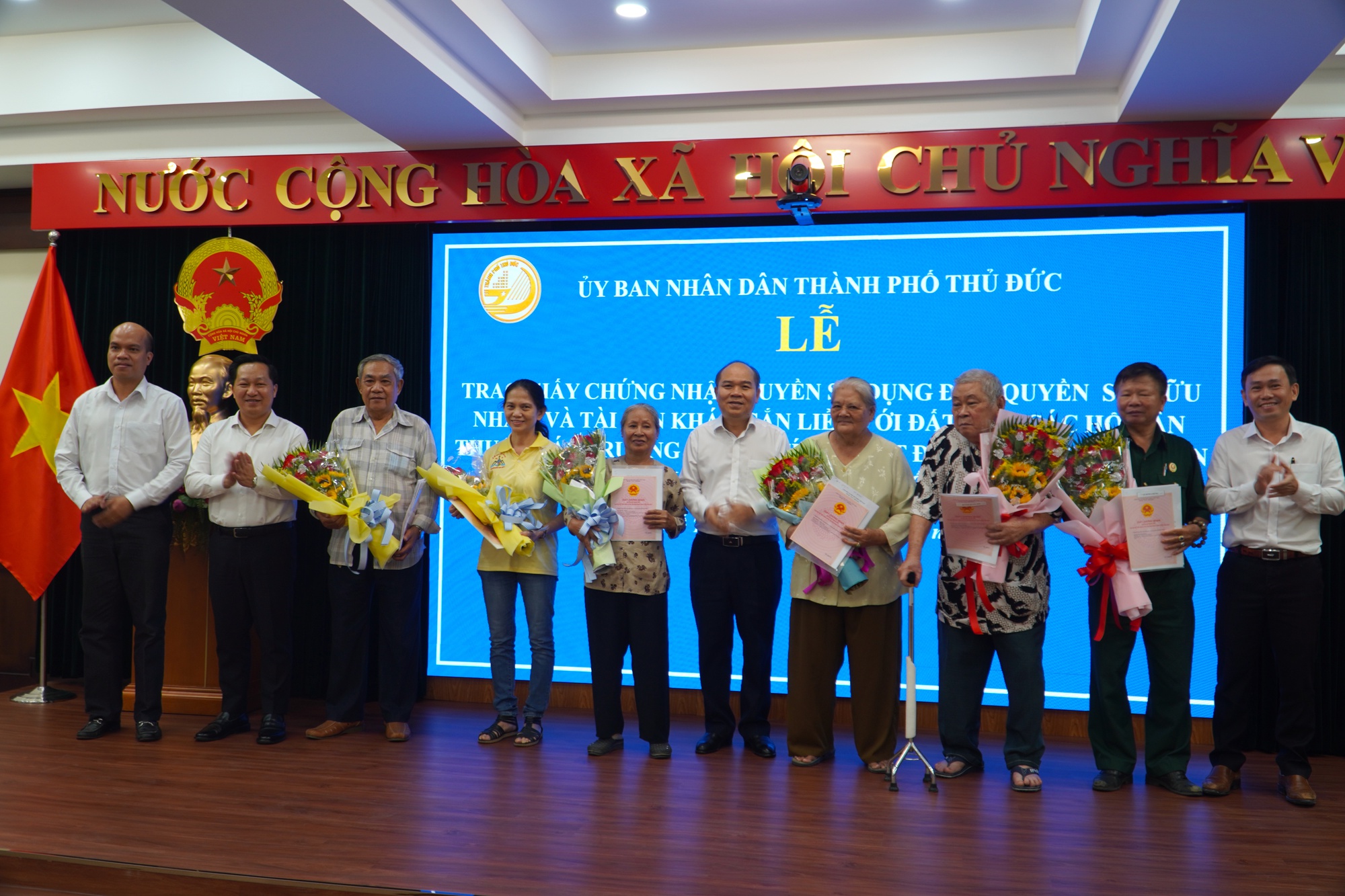 TP HCM: Trao sổ hồng nhiều trường hợp đặc th&ugrave; trong dự &aacute;n Khu c&ocirc;ng nghệ cao - Ảnh 4.