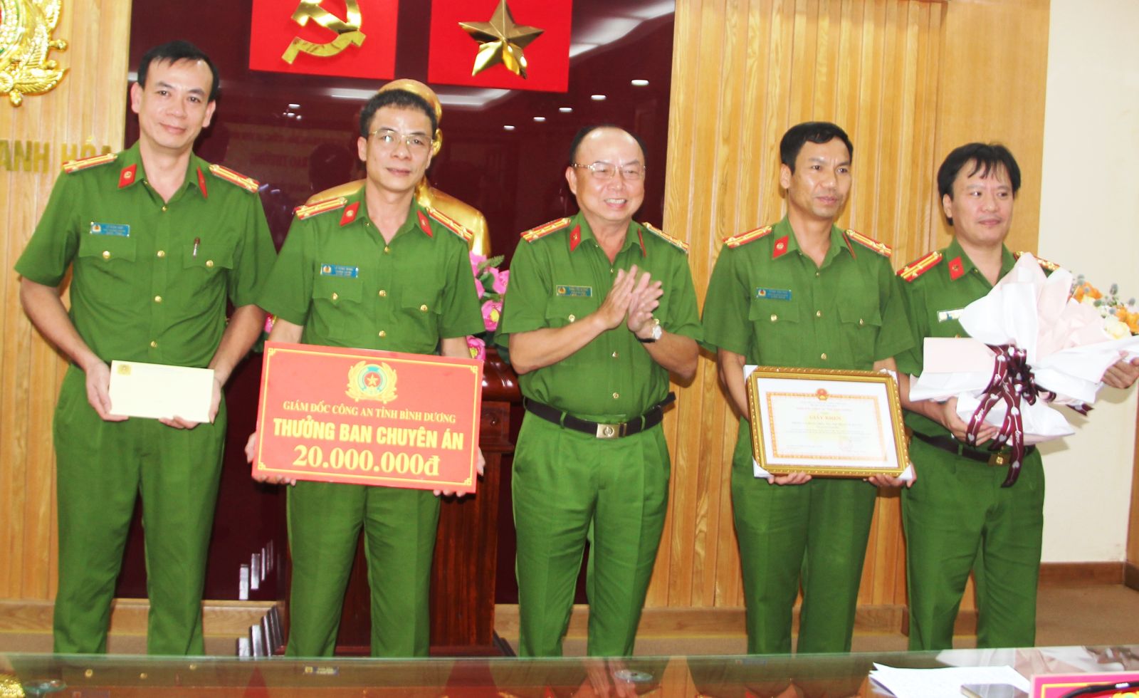 Thưởng n&oacute;ng ban chuy&ecirc;n &aacute;n c&ocirc;ng an 2 tỉnh ph&aacute; đường d&acirc;y ma t&uacute;y khủng - Ảnh 3.