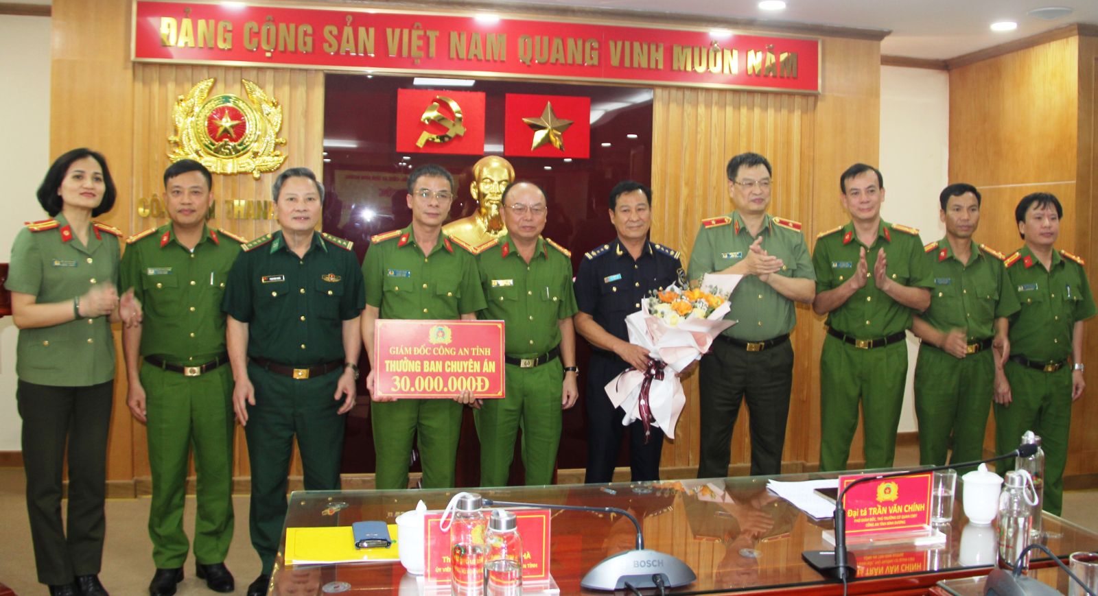 Thưởng n&oacute;ng ban chuy&ecirc;n &aacute;n c&ocirc;ng an 2 tỉnh ph&aacute; đường d&acirc;y ma t&uacute;y khủng - Ảnh 1.