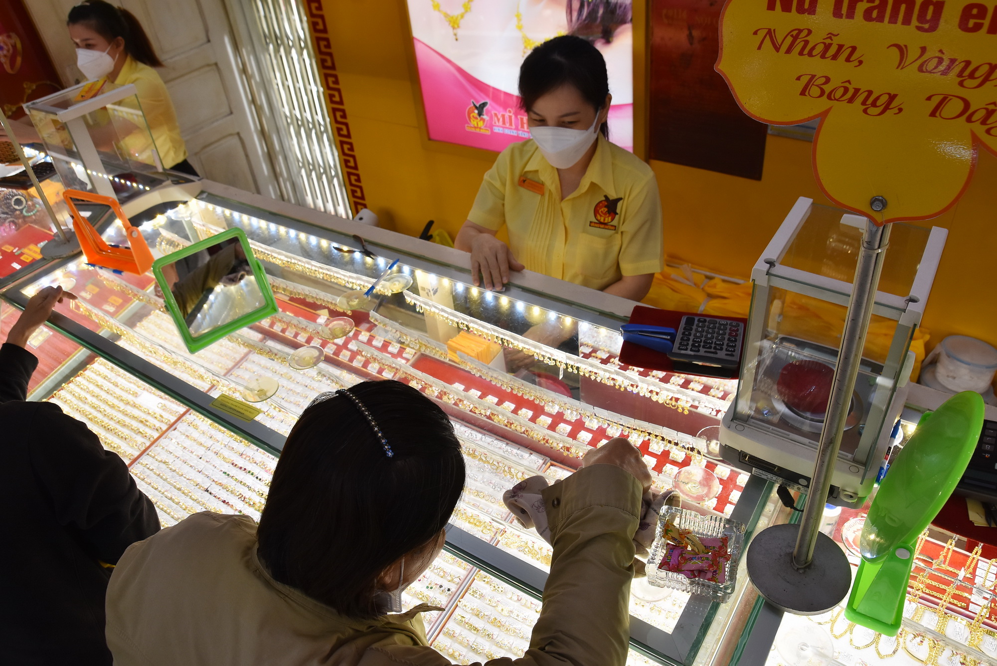 Giá vàng hôm nay 27-5: Giảm tiếp
