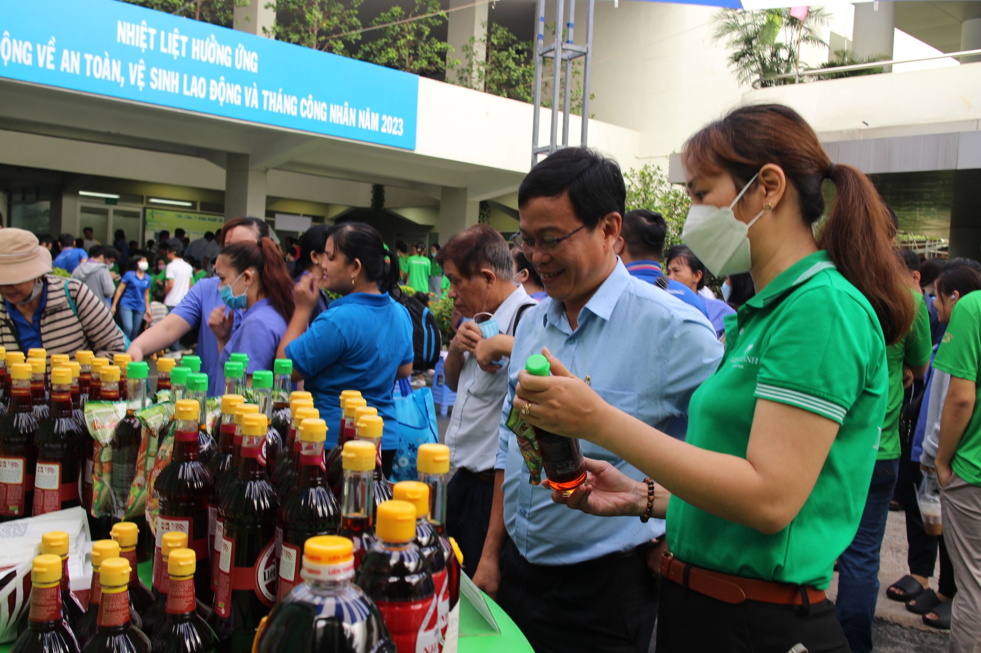 San sẻ khó khăn với công nhân