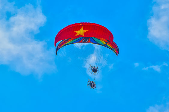 Yêu quê hương từ những lá cờ - Ảnh 8.