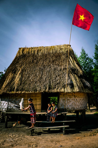 Yêu quê hương từ những lá cờ
