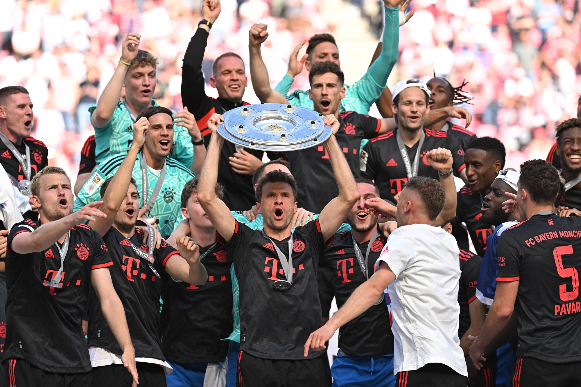 Bayern Munich vô địch Bundesliga, 2 sếp lớn nhận trát sa thải - Ảnh 7.