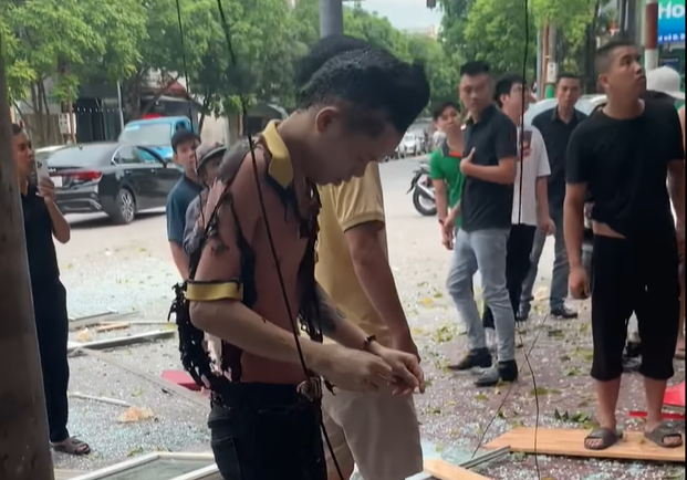 Nổ lớn tại quán lẩu mì cay 7 cấp, nhân viên bị "thổi" bay cả áo đang mặc