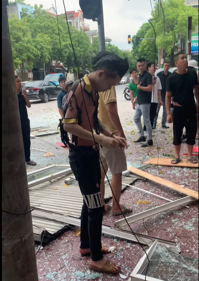 Nổ lớn tại qu&aacute;n lẩu m&igrave; cay 7 cấp, nh&acirc;n vi&ecirc;n bị thổi bay cả &aacute;o đang mặc - Ảnh 4.