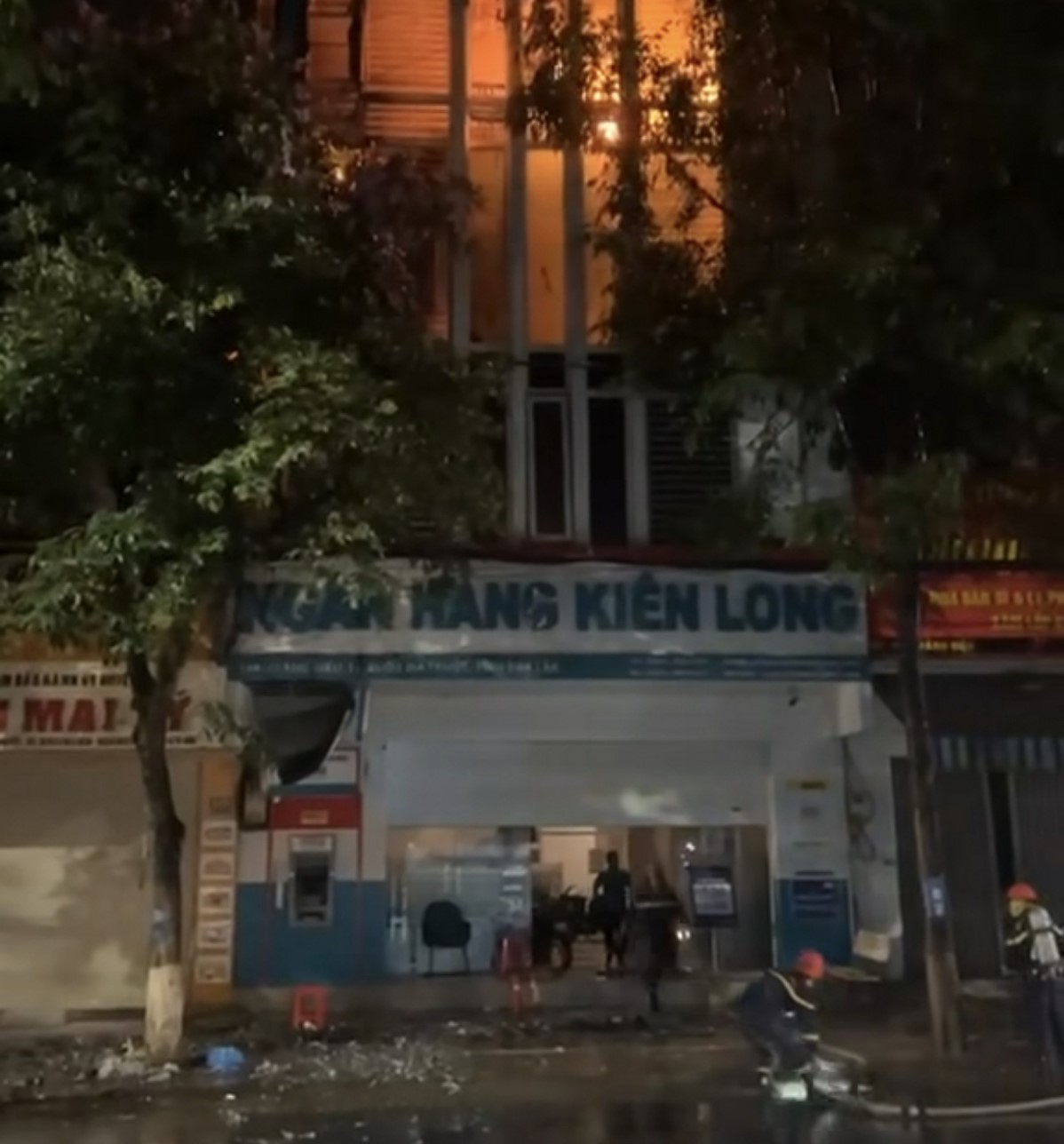 Kịp thời dập tắt đám cháy tại 1 chi nhánh ngân hàng trong đêm