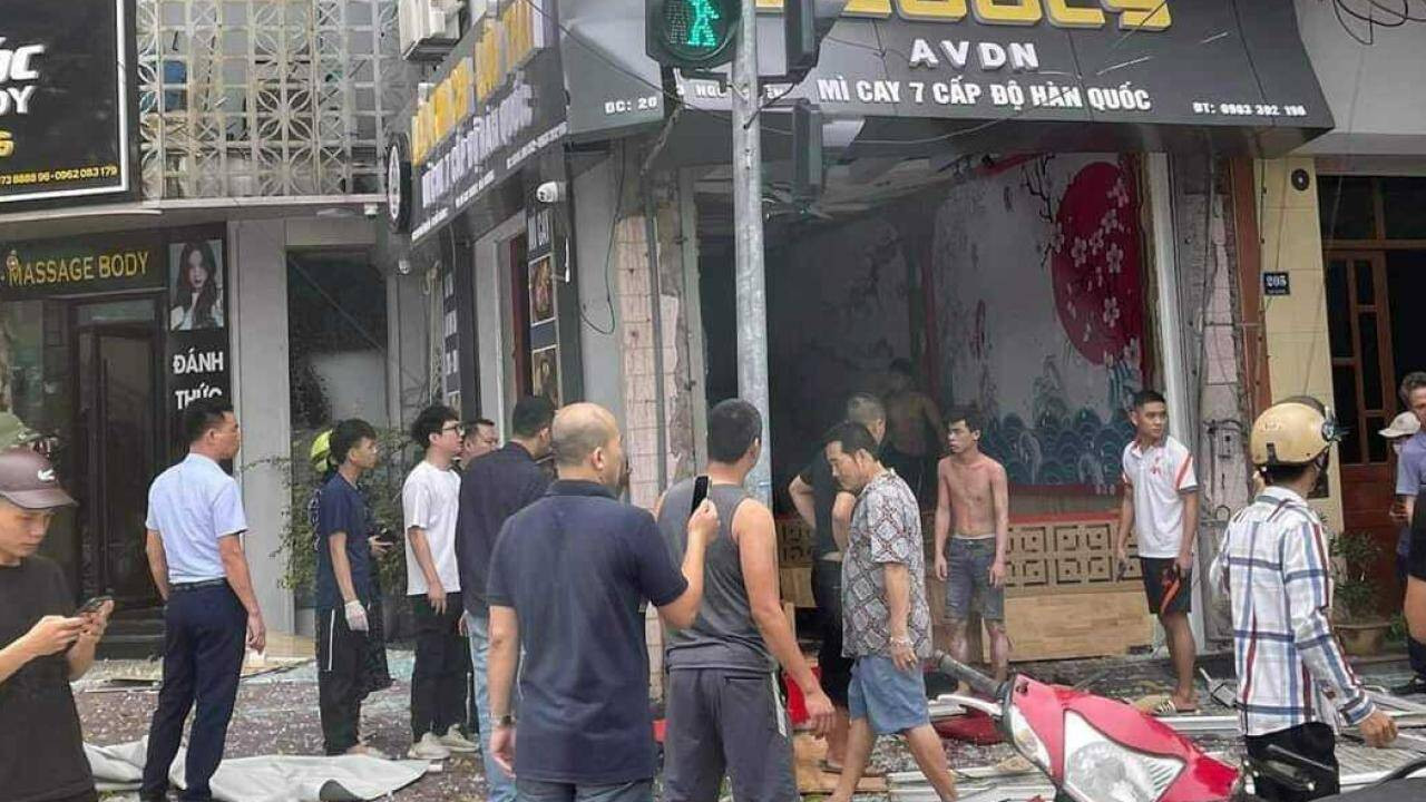 Nổ lớn tại qu&aacute;n lẩu m&igrave; cay 7 cấp, nh&acirc;n vi&ecirc;n bị thổi bay cả &aacute;o đang mặc - Ảnh 1.