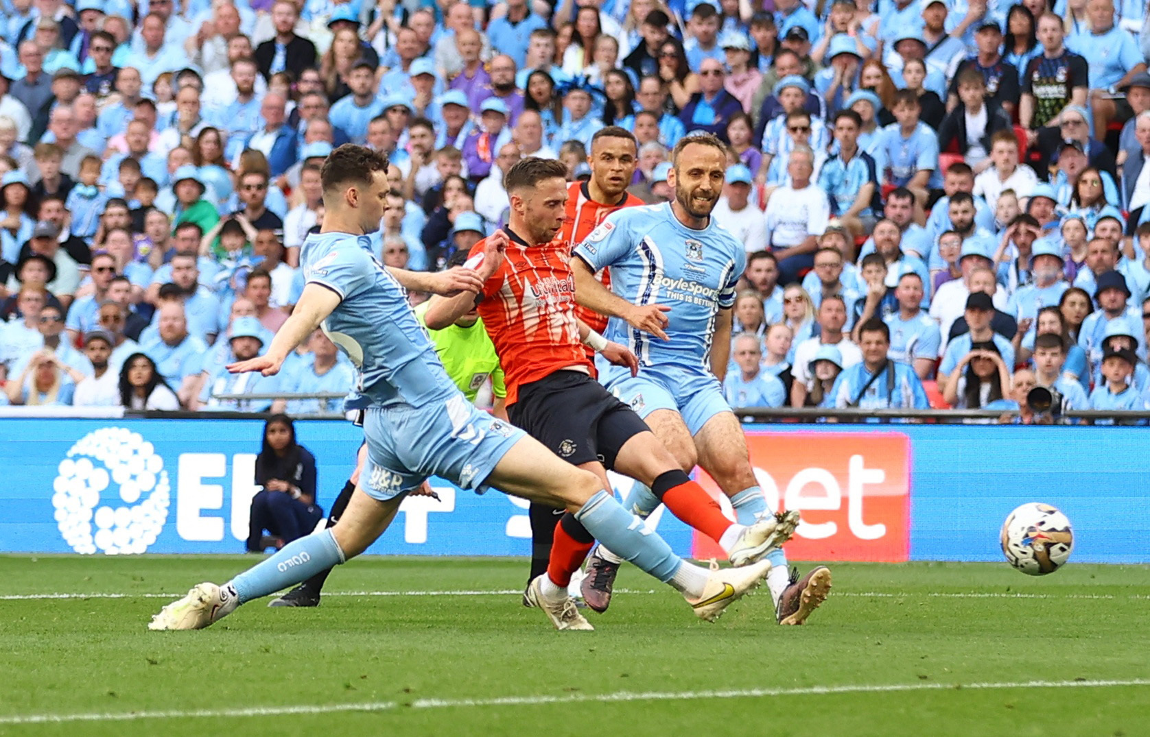 Thắng nghẹt thở trận cầu 170 triệu bảng, Luton Town lần đầu dự Ngoại hạng Anh - Ảnh 5.