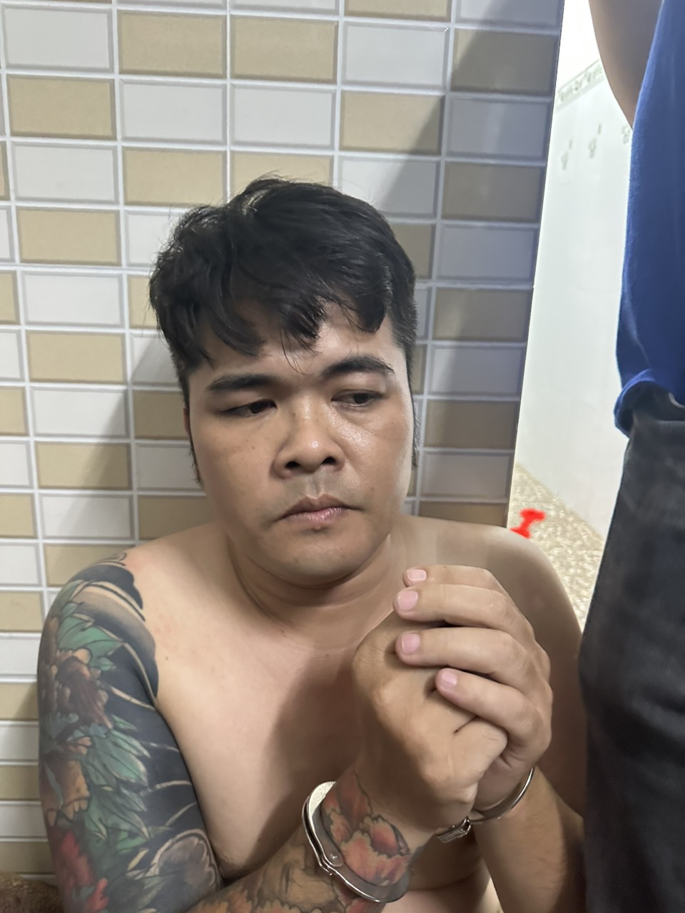 Bắt đối tượng chuyên mua bán thiếu nữ và ép bán dâm - Ảnh 1.