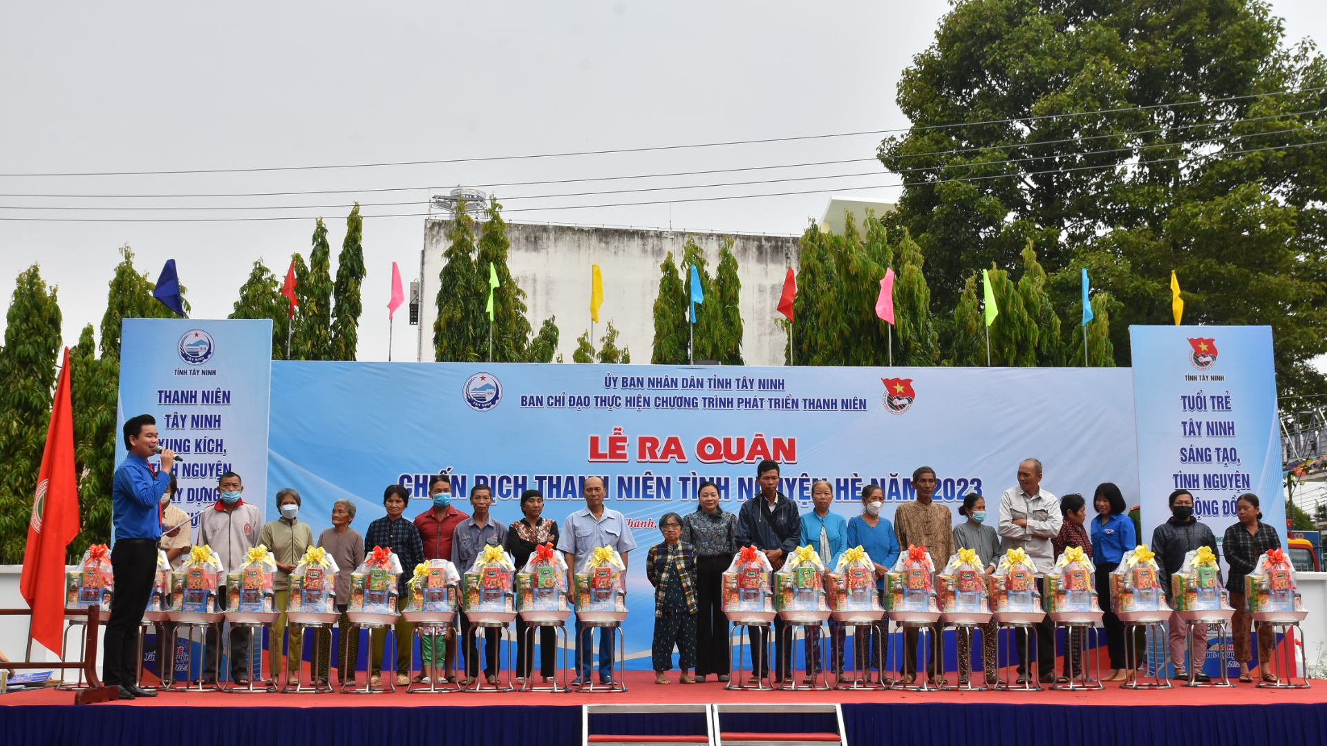 B&aacute;o Người Lao Động v&agrave; Saigontourist Group tham gia chiến dịch thanh ni&ecirc;n t&igrave;nh nguyện h&egrave; tỉnh T&acirc;y Ninh - Ảnh 8.