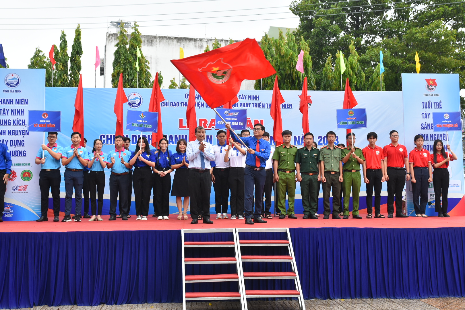 B&aacute;o Người Lao Động v&agrave; Saigontourist Group tham gia chiến dịch thanh ni&ecirc;n t&igrave;nh nguyện h&egrave; tỉnh T&acirc;y Ninh - Ảnh 2.