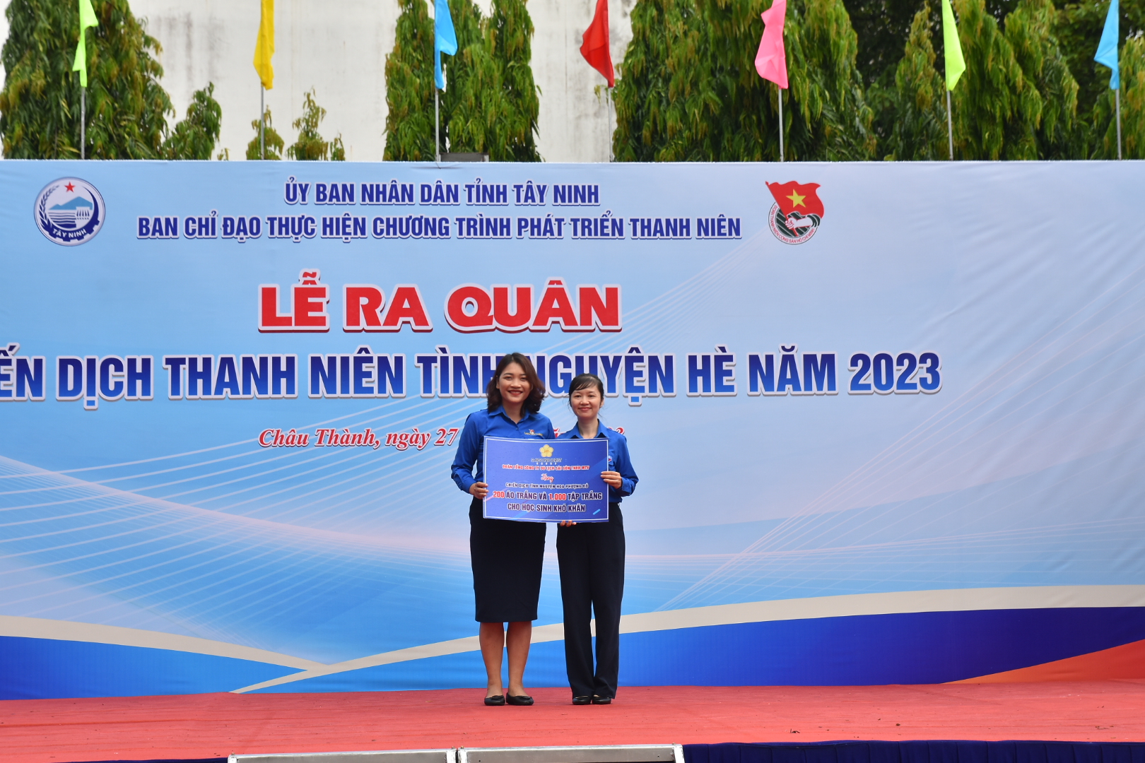 B&aacute;o Người Lao Động v&agrave; Saigontourist Group tham gia chiến dịch thanh ni&ecirc;n t&igrave;nh nguyện h&egrave; tỉnh T&acirc;y Ninh - Ảnh 4.