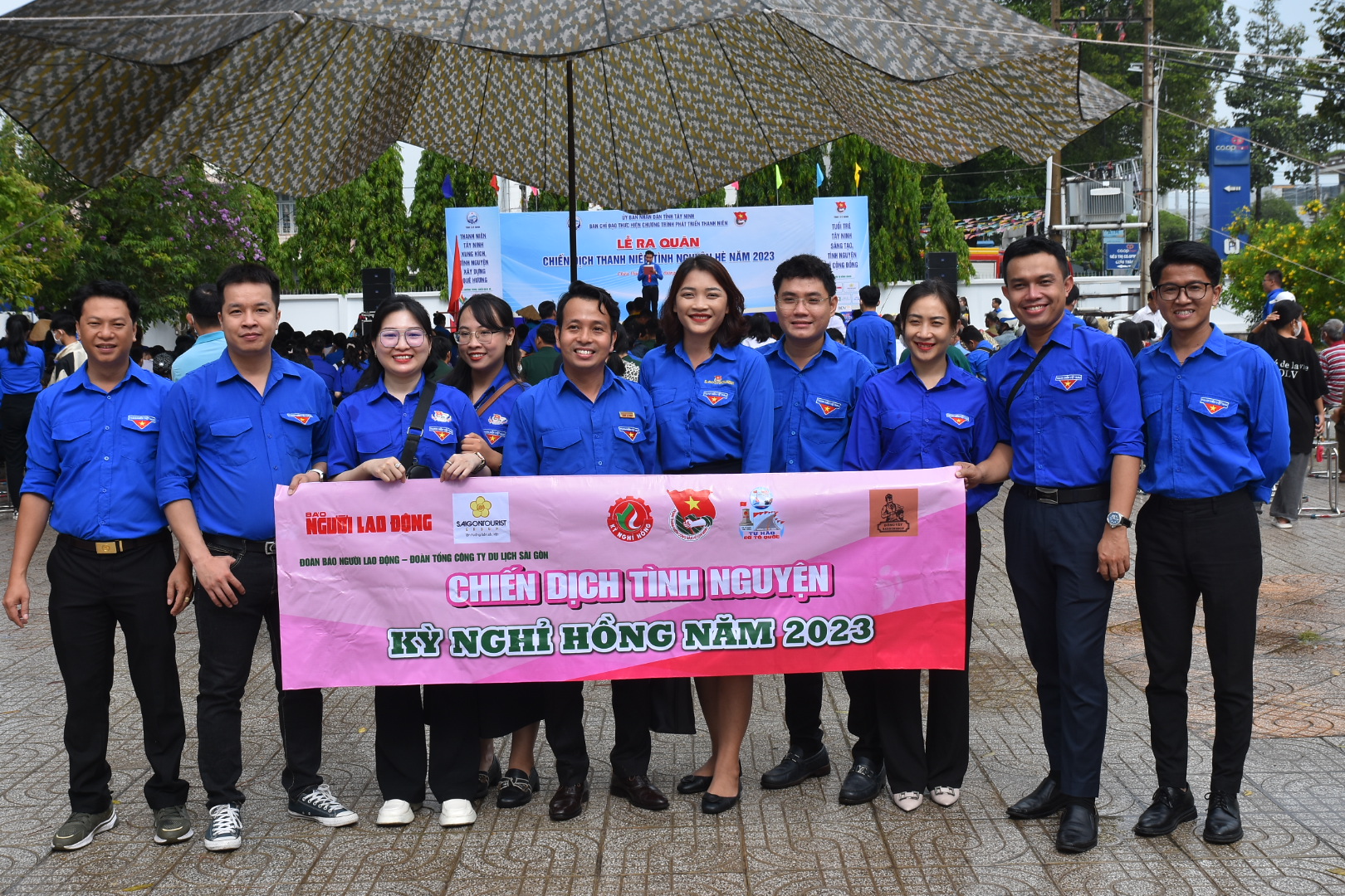 B&aacute;o Người Lao Động v&agrave; Saigontourist Group tham gia chiến dịch thanh ni&ecirc;n t&igrave;nh nguyện h&egrave; tỉnh T&acirc;y Ninh - Ảnh 7.