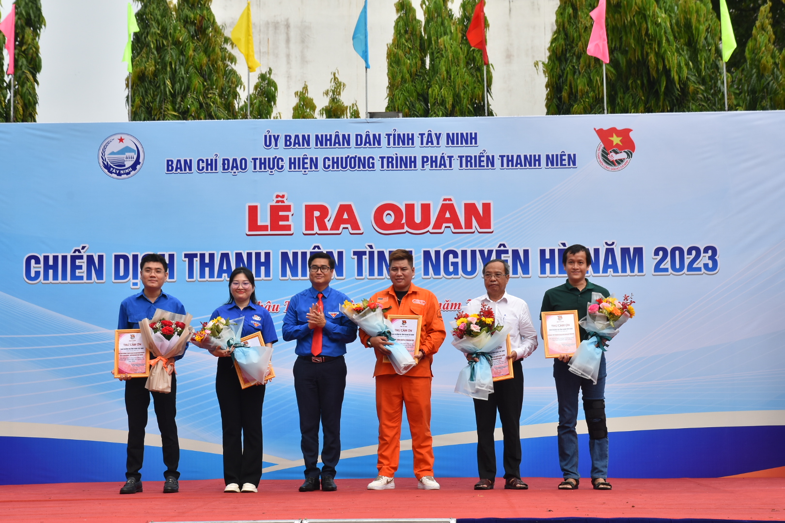 B&aacute;o Người Lao Động v&agrave; Saigontourist Group tham gia chiến dịch thanh ni&ecirc;n t&igrave;nh nguyện h&egrave; tỉnh T&acirc;y Ninh - Ảnh 6.